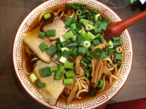 濃い目の醤油を堪能したければ、麺屋7.5Hz（ヘルツ）（新橋店）